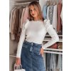 Elegantný biely dámsky sveter s naberanými ramenami ELENORI
