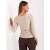 Béžová dámska blúzka s ozdobnou brošňou a vystuženými košíčkami