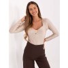 Béžová dámska blúzka s ozdobnou brošňou a vystuženými košíčkami