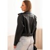 Čierna dámska krátka koženková bunda s pásikom
