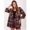 Hnedý dámsky viskózový károvaný blejzer s ramennými vypchávkami