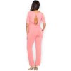 Koralový overal odhaľujúci chrbát