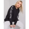Čierna mikina s nápismi na rukávoch