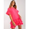 Neónovo ružové šaty s volánikmi