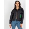 Čierna prešívaná prechodná bunda s nášivkou