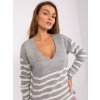 Sivý sveter s pruhmi