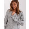 Sivý sveter s vrkočovým vzorom