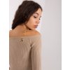 Tmavobéžový sveter s retiazkou