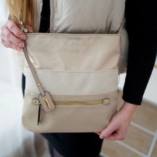 Stylová crossbody kabelka v béžových tónech s elegantním leopardím vzorem a zlatými detaily. Lehká, praktická a ideální na...