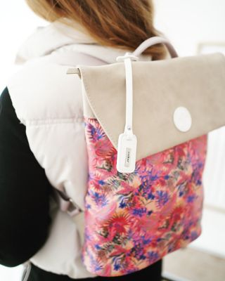 Dámský batoh Rieker - Morelia Jungle Elegantní dámský batoh v jemných pastelových tónech s květinovým vzorem. Stylový a...