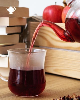 Jeseň, kniha a čaj🍁📚☕ Pridajte med🍯 a dotvorte chuť ibišteka k dokonalosti. Náš ibištekový čaj nie len posilní vašu...