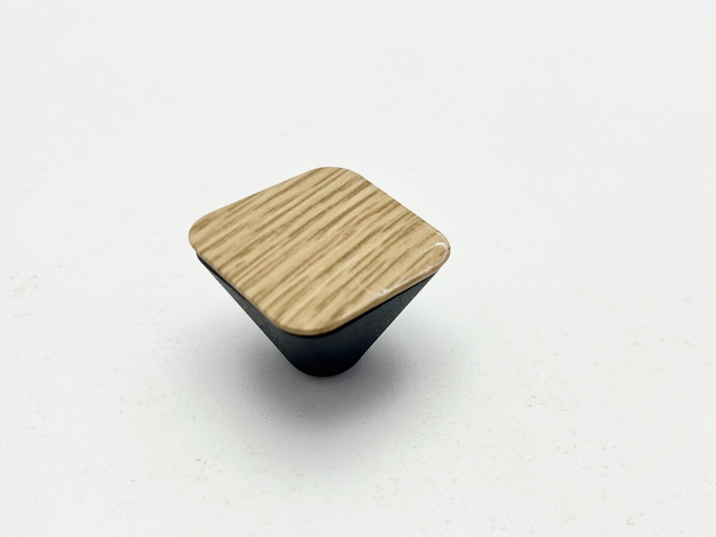 Levně In-Design Nábytková knopka Glorie černá/dub