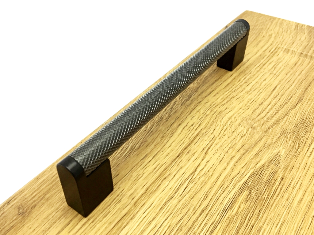 Levně In-Design Nábytková úchytka Snake antracit/černá VPP Rozteč úchytky (mm): 320