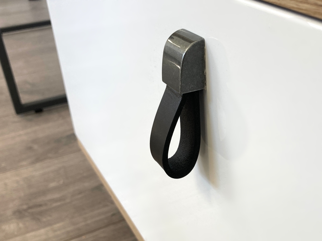 In-Design Nábytková kožená knopka LEATHER starostříbro/černá kůže