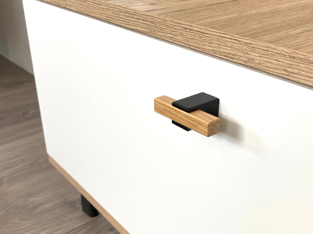 Levně In-Design Nábytková knopka Nela dub lak/černá