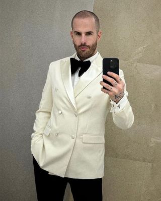 Smetanové sako, společenské kalhoty a černý motýlek. 🤍 Tento model vznikl na zakázku přesně podle představ klienta, od...