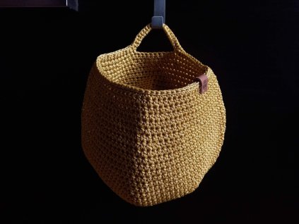 Závěsný háčkovaný košík v hořčicové barvě