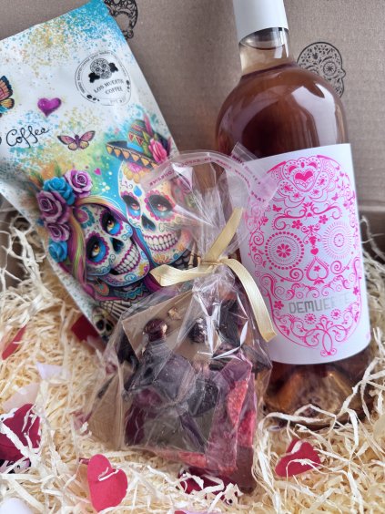 Valentýnský set kávy, vína Demuerte Rosé a lámané čokolády