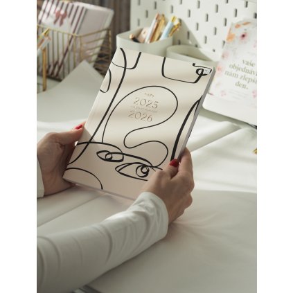 4. Anglický Akademický diář 25/26 Minimal Muse