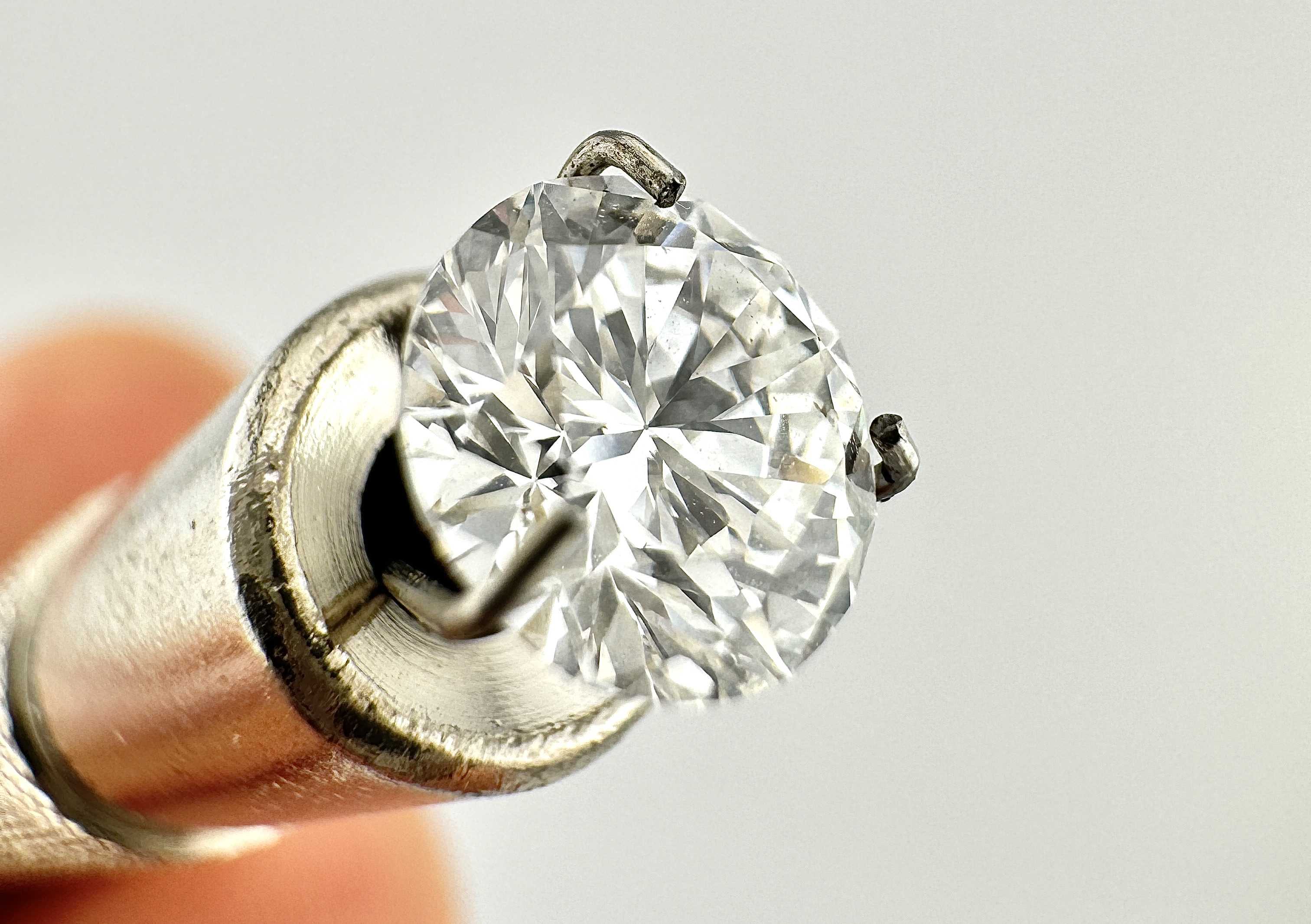 VÍTE, ČÍM SE ZIRKONY ODLIŠUJÍ OD DIAMANTŮ?