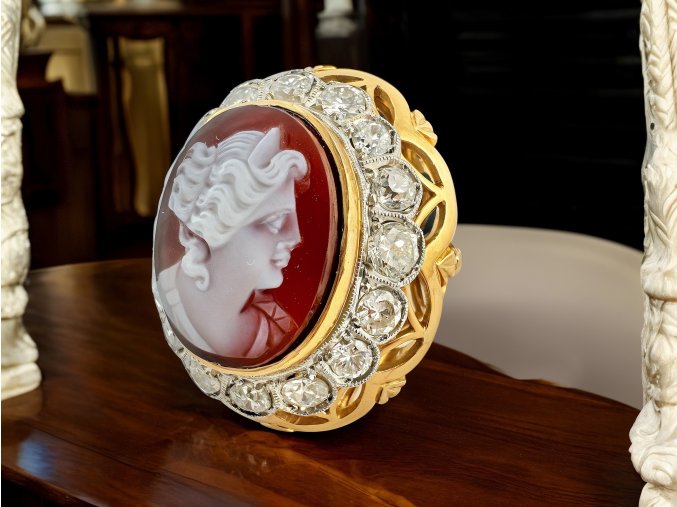 Art Deco Vzácný Prsten s Kamejí z Chalcedonu a Diamanty