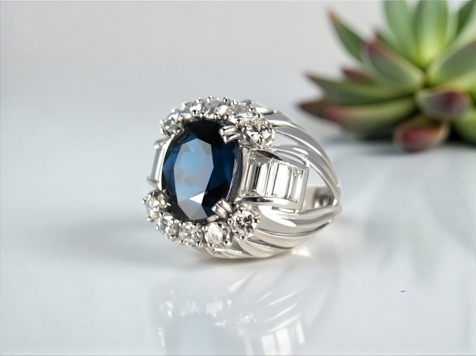 Zlatý Prsten s Neupraveným Safírem a Diamanty