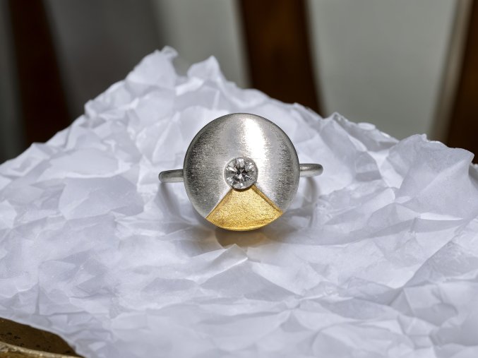 Designový Platinový Prsten s Diamantem