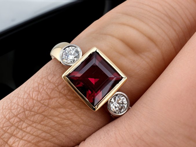 Zlatý Prsten ¨Trilogie¨ s Granátem a Diamanty