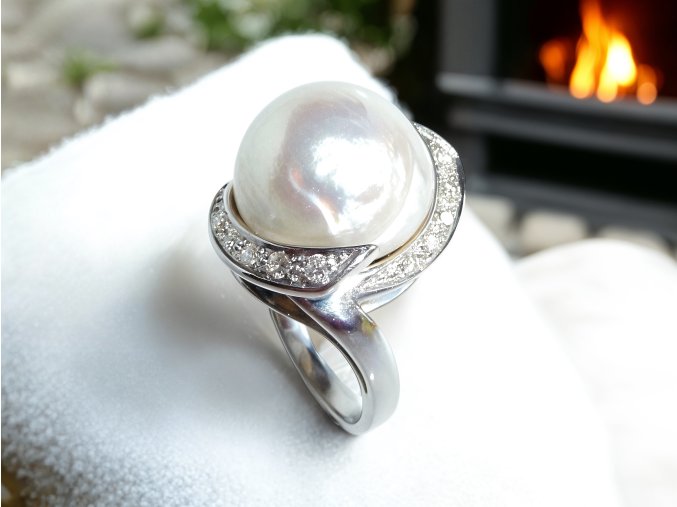 Zlatý Prsten s Mořskou Perlou a Diamanty