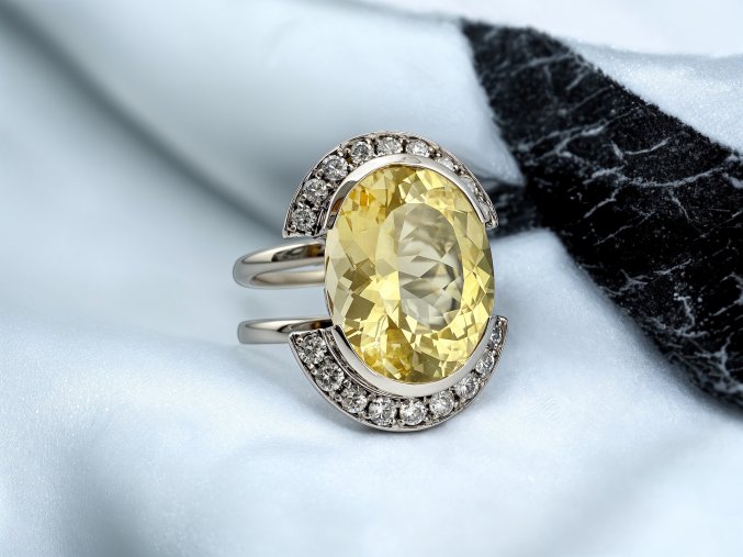 Autorský Zlatý Prsten s Ceylonským Neupraveným Safírem a Diamanty