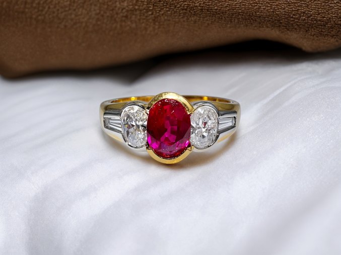 Zlatý Prsten s Barmským Rubínem a Diamanty