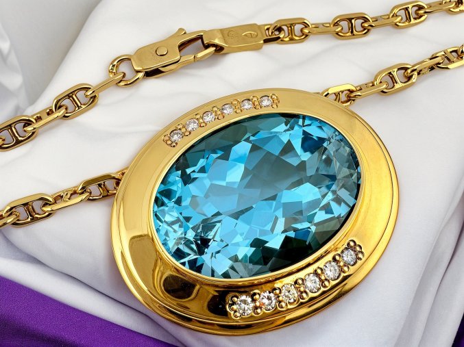 Luxusní Náhrdelník s Mimořádným Topasem a Diamanty
