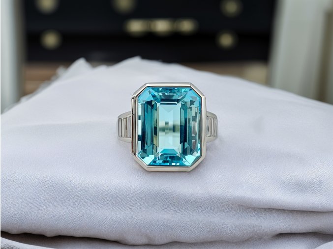 Masivní Zlatý Prsten s Topazem a Bagetovými Diamanty