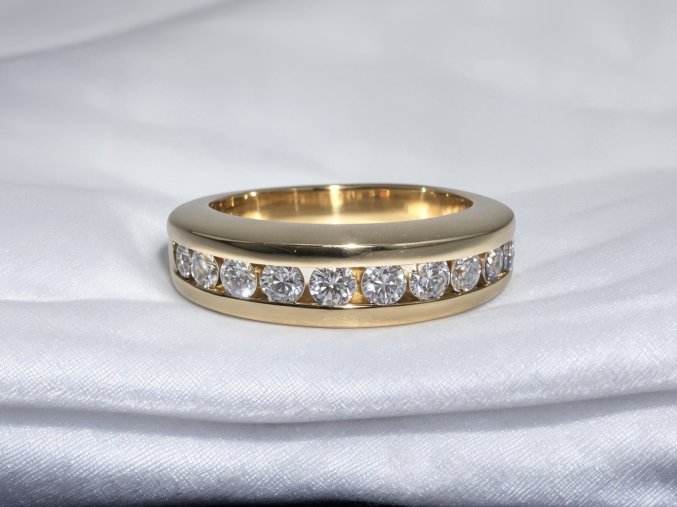 Zlatý ¨Snubní¨ Prsten s Vynikajícími Diamanty