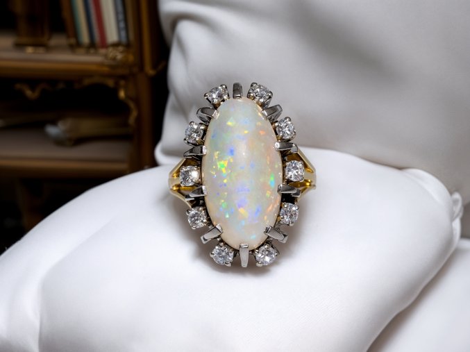 Antik Zlatý Prsten s Australským Opálem a Diamanty