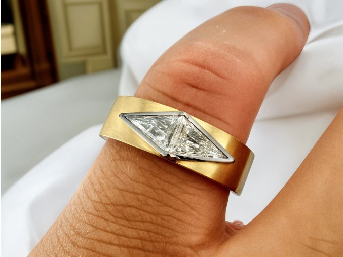 Vintage Zlatý Prsten s Trilliónovými Diamanty
