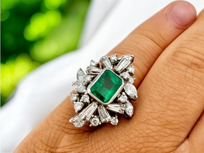 Antik Zlatý Prsten s Kolumbijským Smaragdem a Diamanty