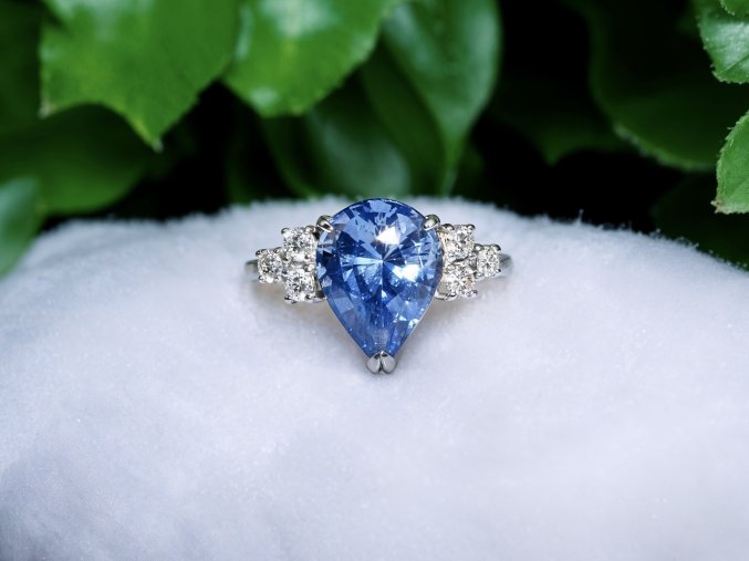 Zlatý Prsten s Neupraveným Cejlonským Safírem a Diamanty