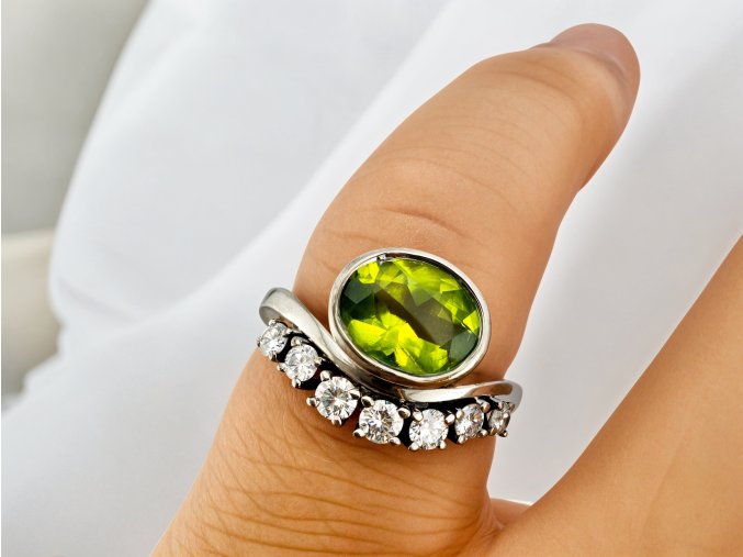 Zlatý Prsten s Peridotem a Diamanty
