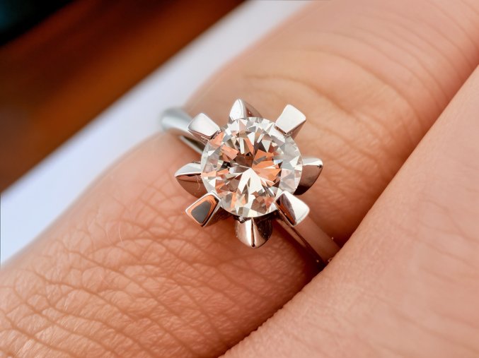 Starožitný Zlatý Zásnubní Prsten s Diamantem