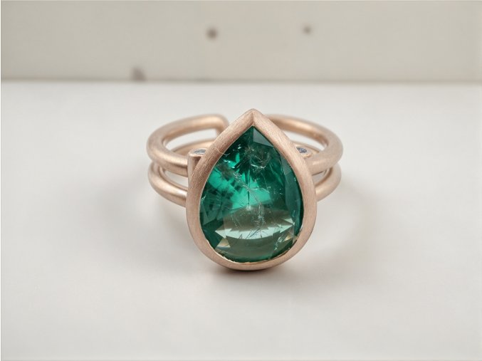 Designový Zlatý Prsten s Neupraveným Kolumbijským Smaragdem a Diamanty