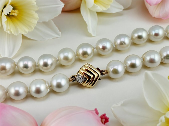 Dlouhý Perlový Náhrdelník se Zlatou Sponou s Diamantem