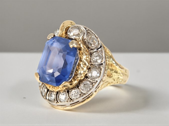 Historický Muzejní Zlatý Prsten s Krásným Cejlonským Safírem