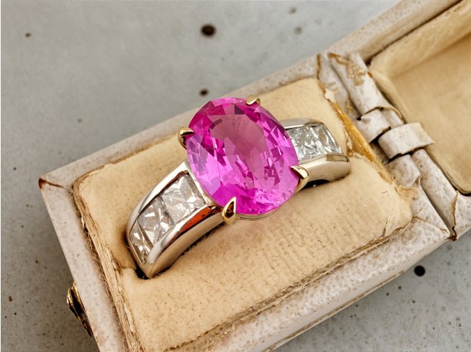 Zásnubní Prsten s Neupraveným Růžovým Safírem a Diamanty