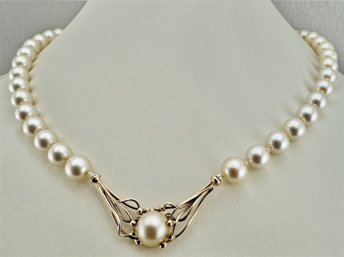 Designový Perlový Náhrdelník se Zlatou Sponou
