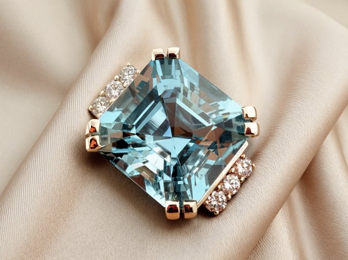 Zlatý Prsten s Vynikajícím Akvamarínem a Diamanty