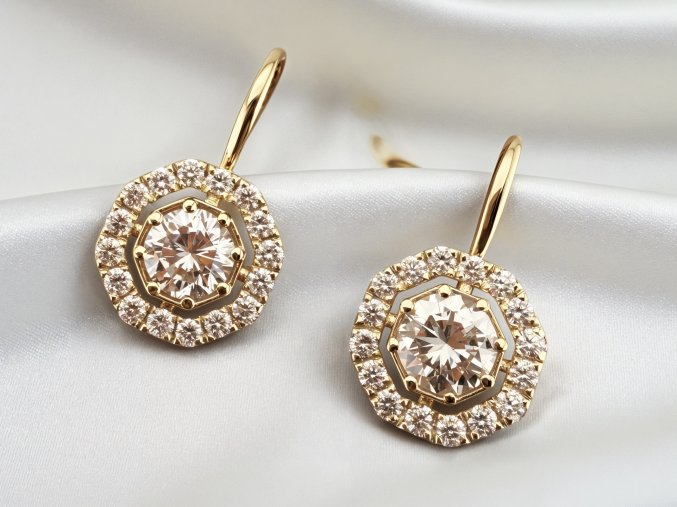 Zlaté Náušnice s Vynikajícími Diamanty