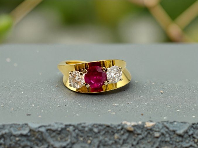 Zlatý Prsten ¨Trilogie¨ s Rubínem a Diamanty