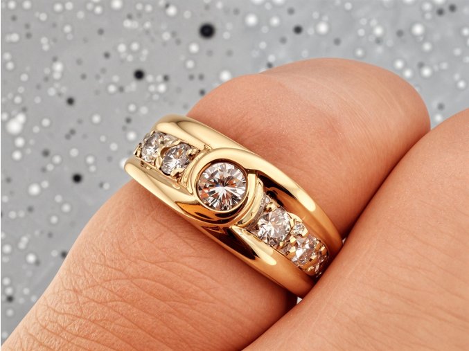 Zlatý Zásnubní Prsten s Diamanty