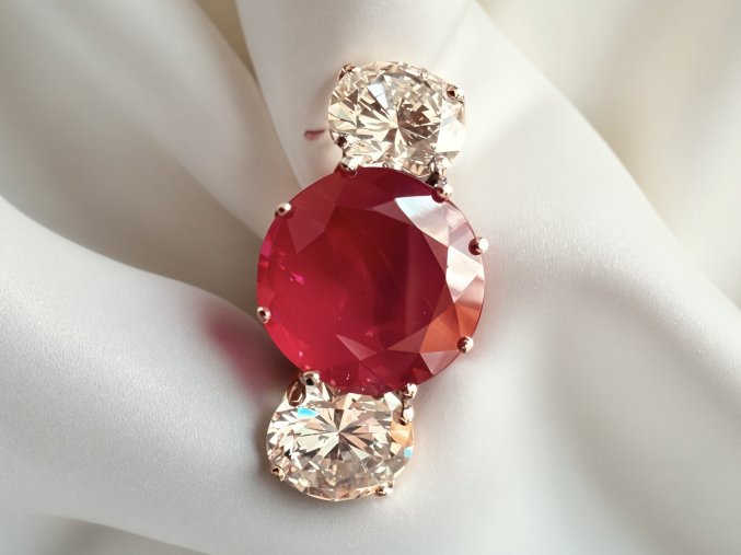 Vintage Zlatý Prsten ¨Trilogie¨ s Barmským Rubínem a Vynikajícími Diamanty